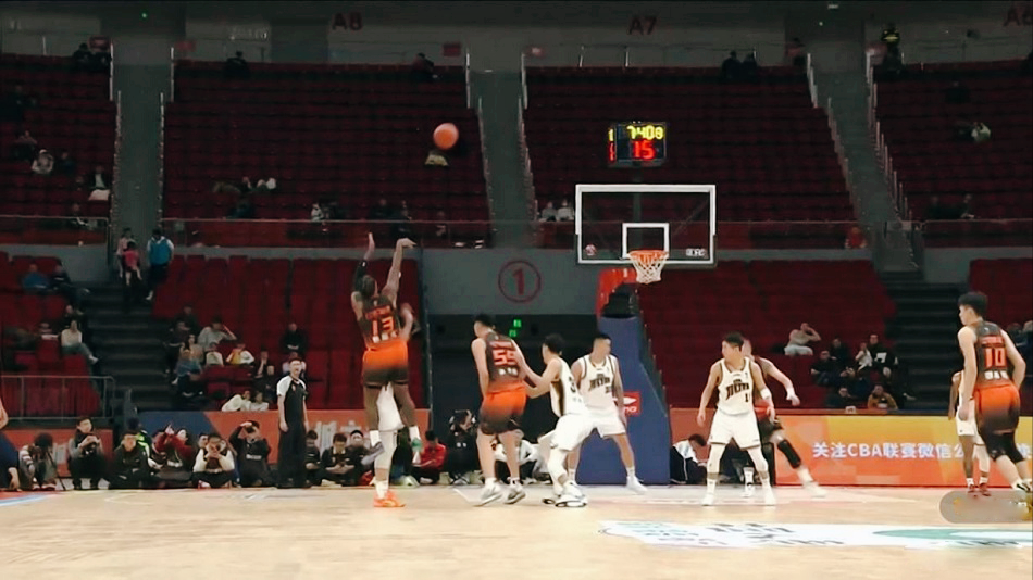 23分大胜、豪取7连胜！山东男篮13记3分引爆全场，邱彪多次发飙