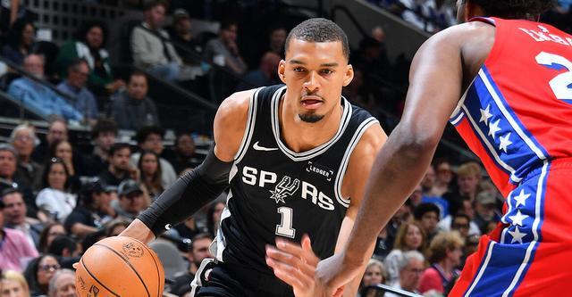 NBA直播-文班伤退17+5恩比德34+12 马刺主场击败76人
